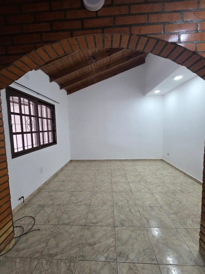 ALQUILER CASA TRES AMBIENTES COCHERA Y PATIO