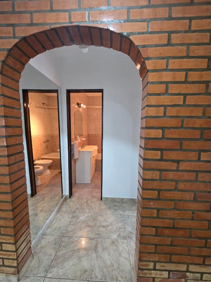 ALQUILER CASA TRES AMBIENTES COCHERA Y PATIO