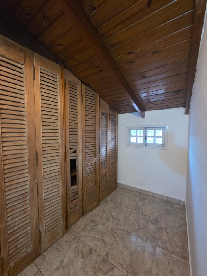 ALQUILER CASA TRES AMBIENTES COCHERA Y PATIO