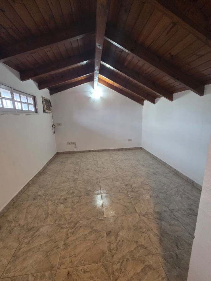 ALQUILER CASA TRES AMBIENTES COCHERA Y PATIO