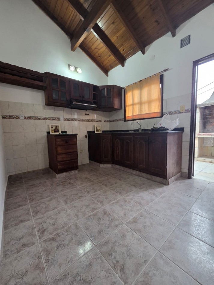 ALQUILER CASA TRES AMBIENTES COCHERA Y PATIO