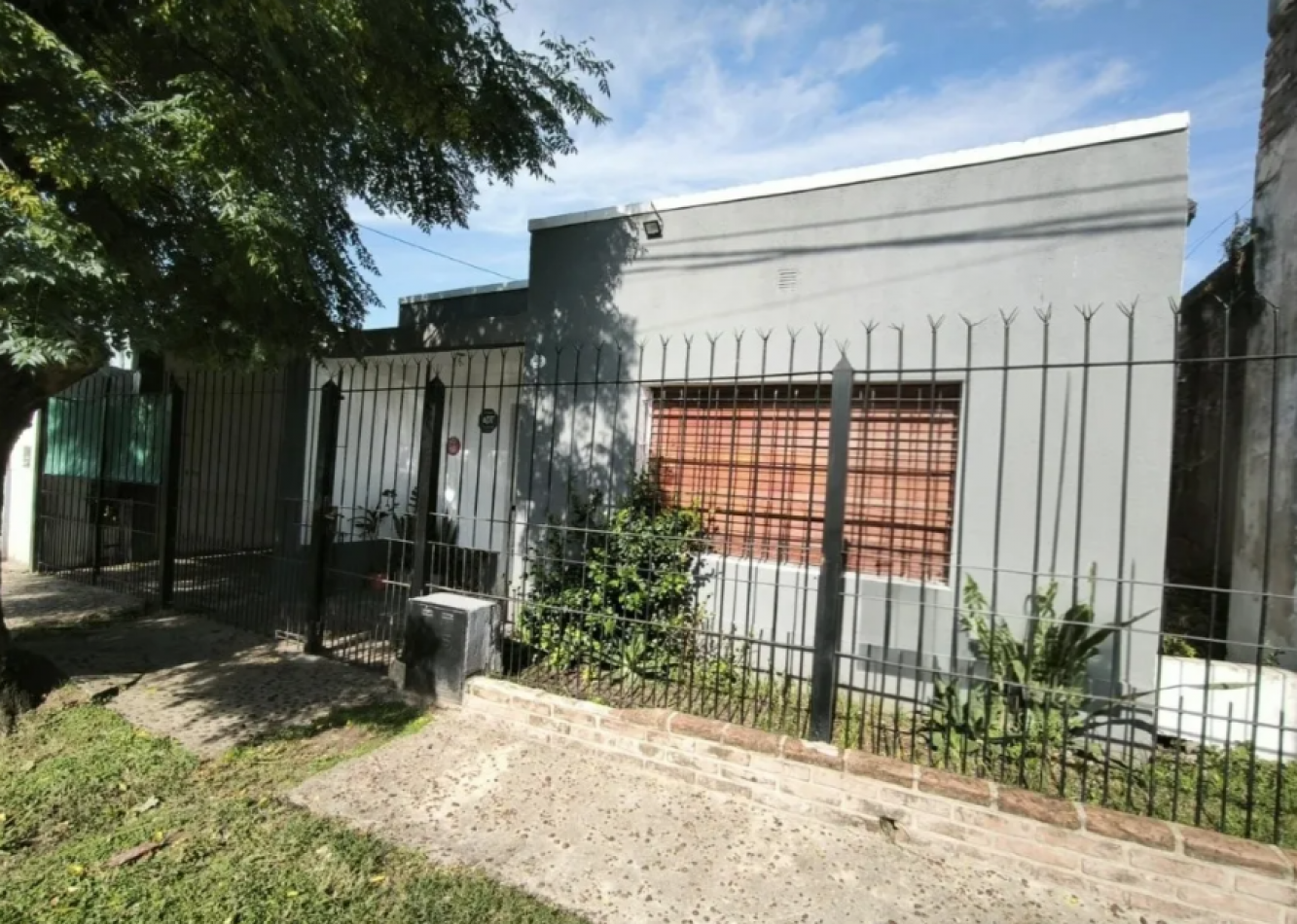 VENTA CASA TRES AMBIENTES CON PATIO COCHERA    JOSE C PAZ