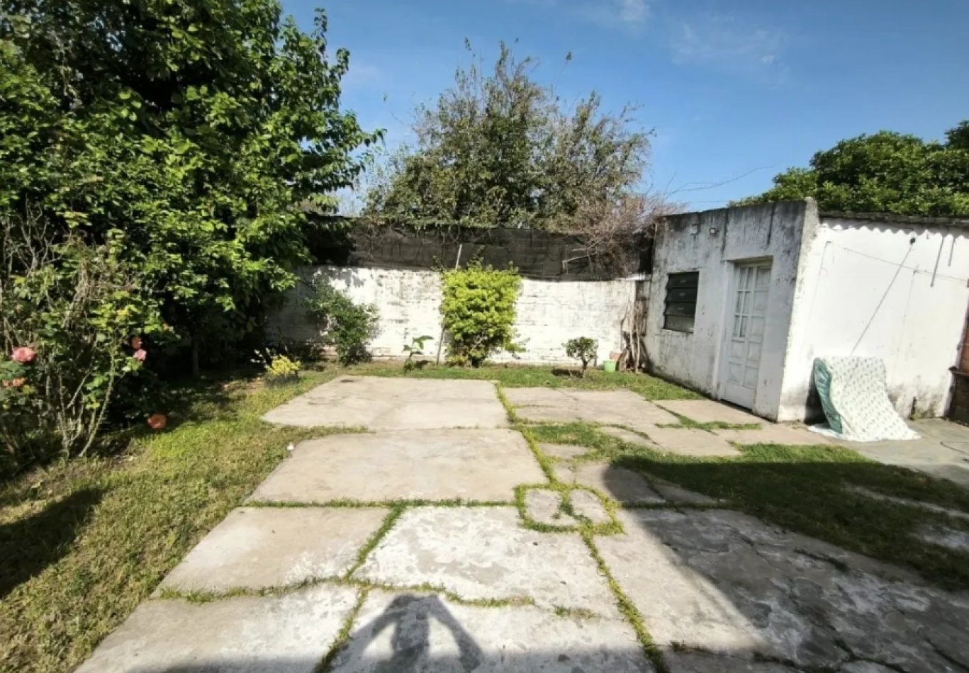 VENTA CASA TRES AMBIENTES CON PATIO COCHERA    JOSE C PAZ