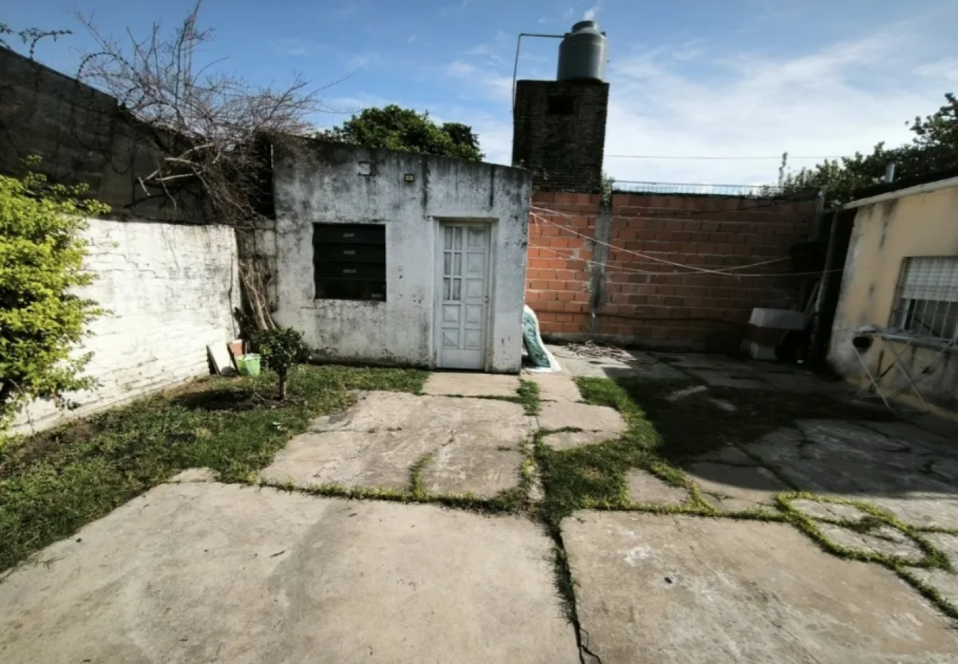 VENTA CASA TRES AMBIENTES CON PATIO COCHERA    JOSE C PAZ