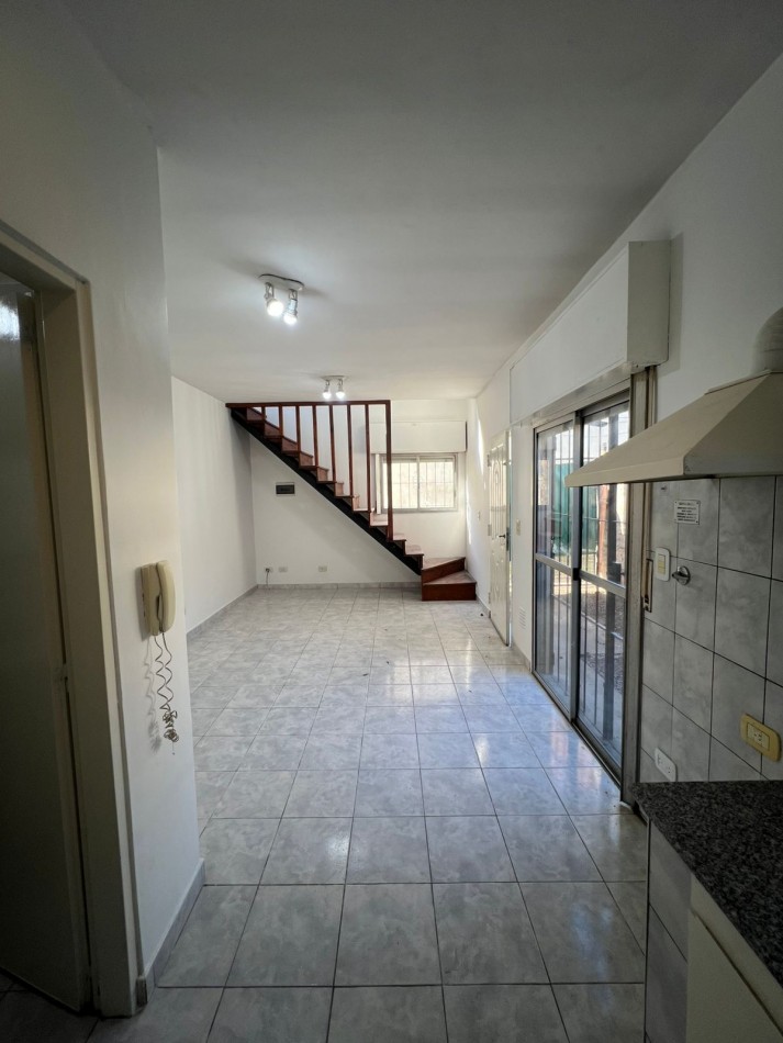 VENTA APTO CREDITO DUPLEX CON JARDIN JOSE C PAZ