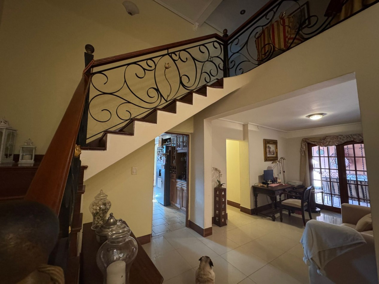 VENTA IMPORTANTE CASA CON JARDIN COCHERA BELLA VISTA