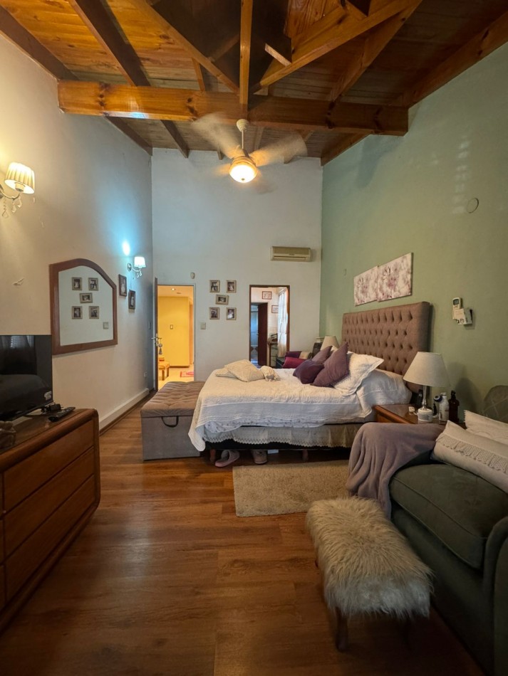 VENTA IMPORTANTE CASA CON JARDIN COCHERA BELLA VISTA