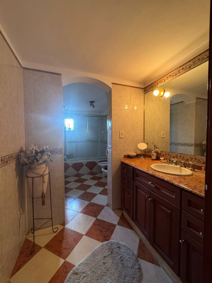 VENTA IMPORTANTE CASA CON JARDIN COCHERA BELLA VISTA