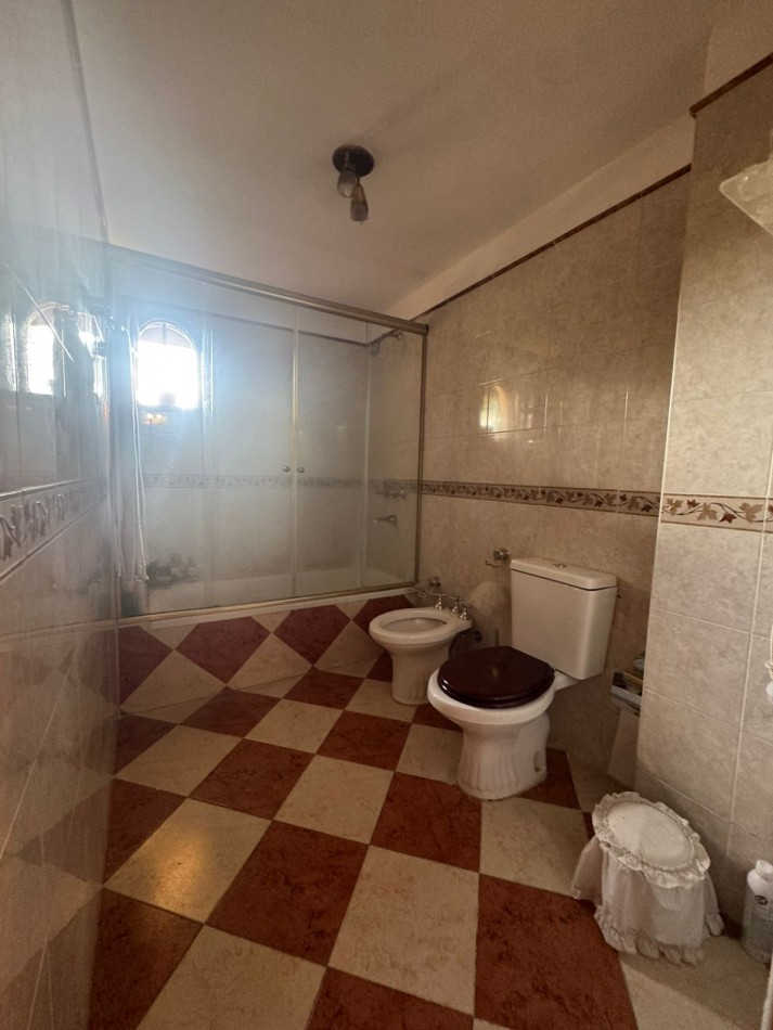 VENTA IMPORTANTE CASA CON JARDIN COCHERA BELLA VISTA