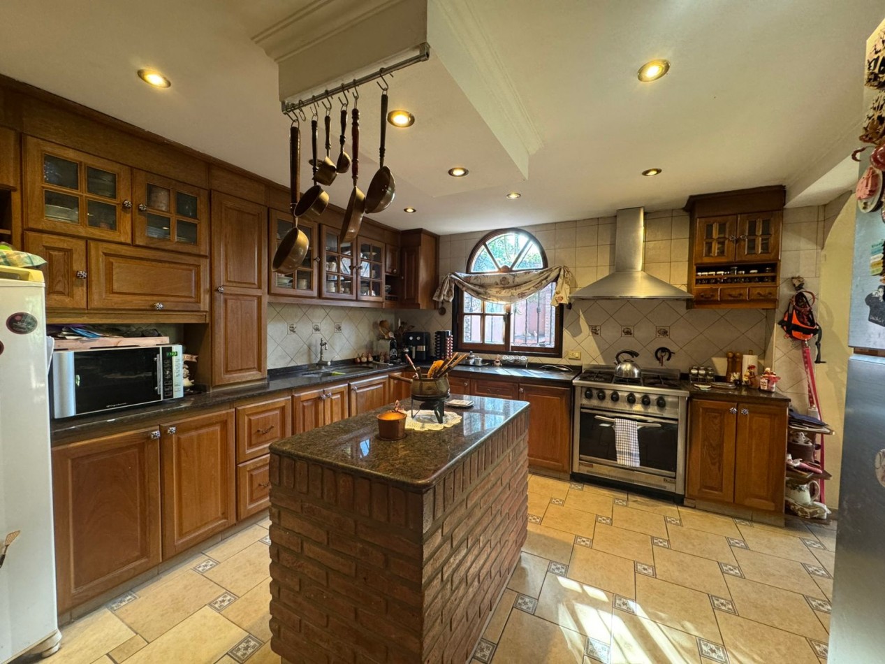 VENTA IMPORTANTE CASA CON JARDIN COCHERA BELLA VISTA