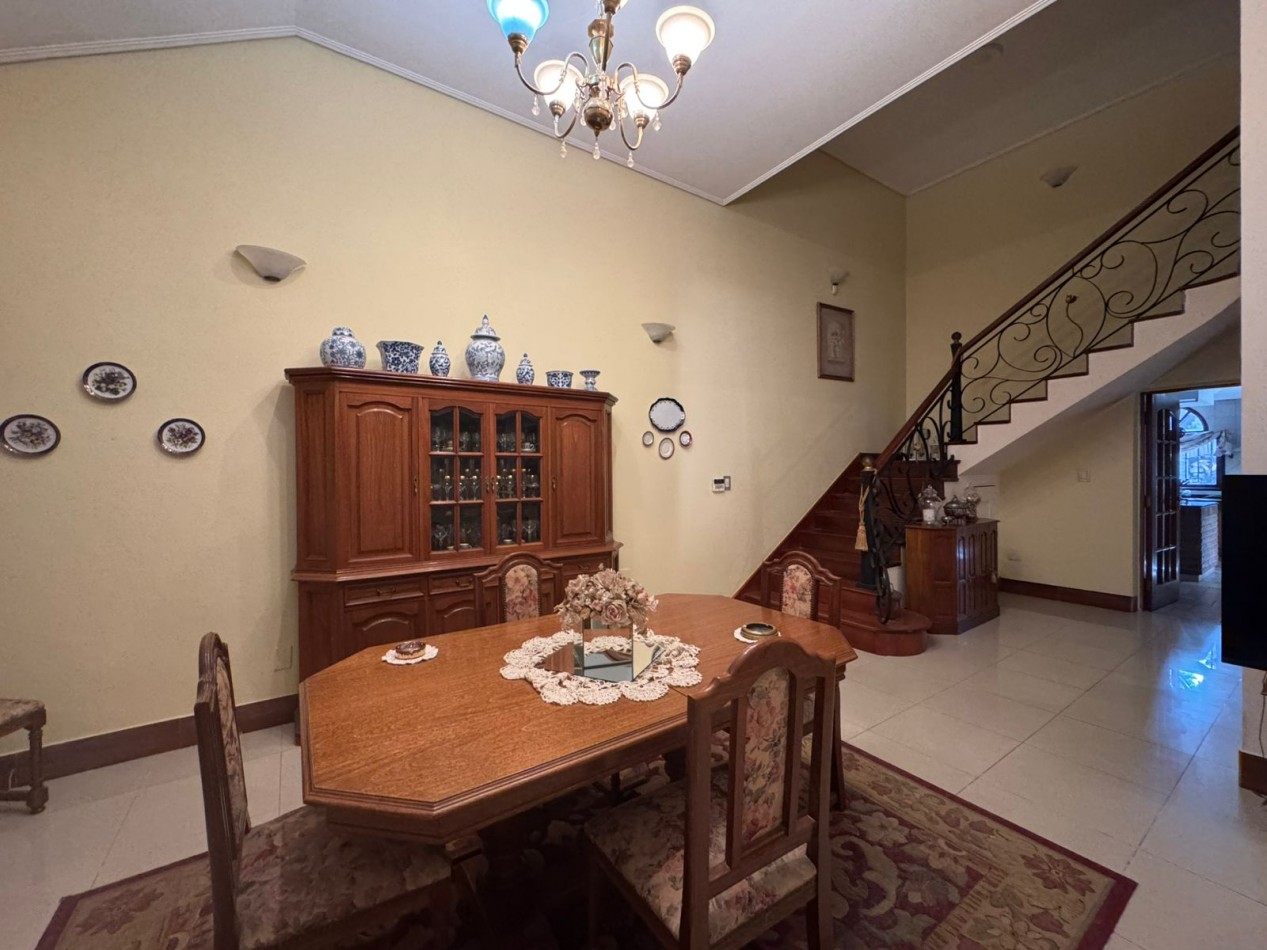 VENTA IMPORTANTE CASA CON JARDIN COCHERA BELLA VISTA