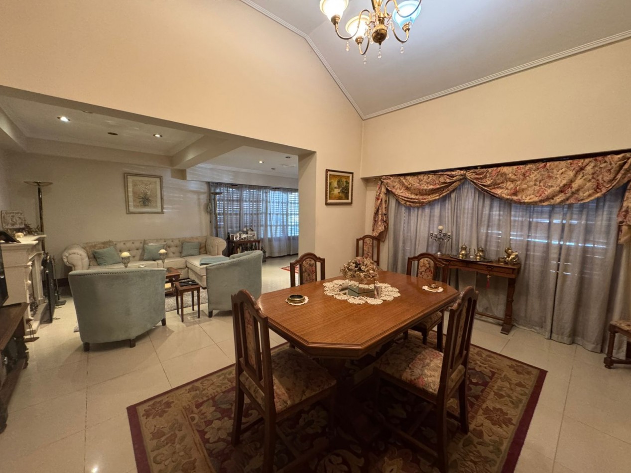 VENTA IMPORTANTE CASA CON JARDIN COCHERA BELLA VISTA