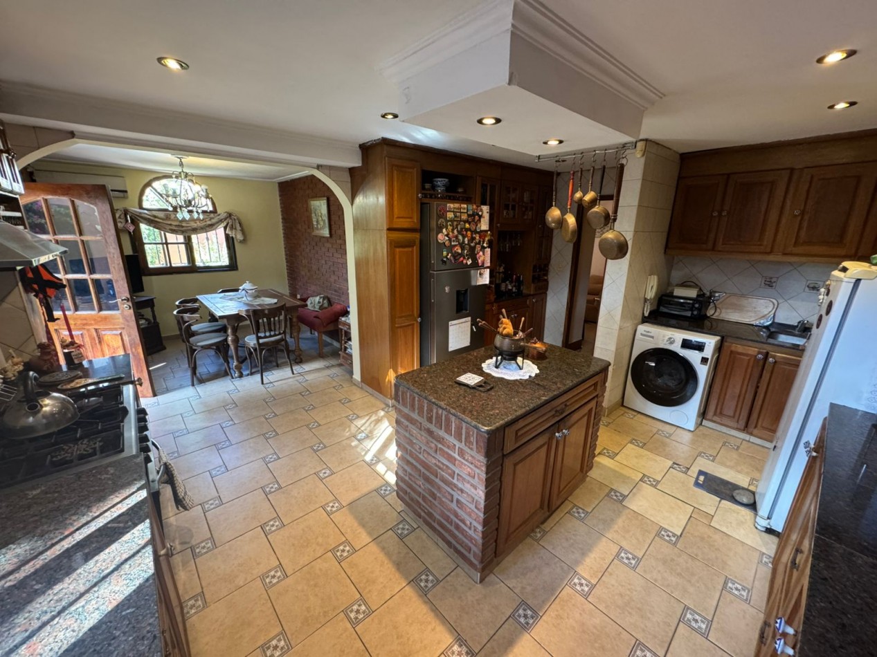 VENTA IMPORTANTE CASA CON JARDIN COCHERA BELLA VISTA