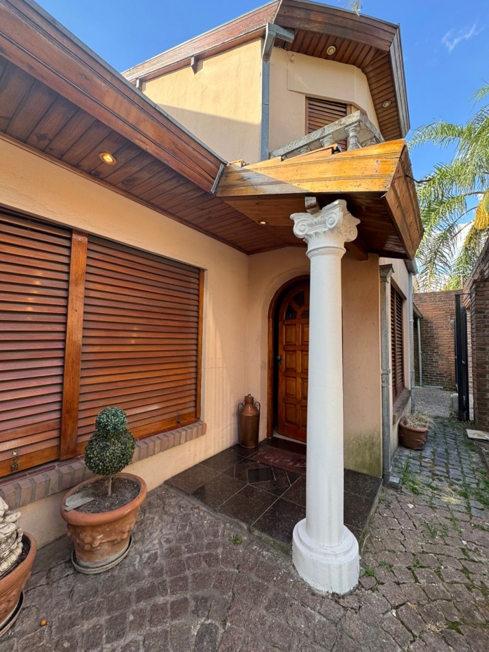 VENTA IMPORTANTE CASA CON JARDIN COCHERA BELLA VISTA