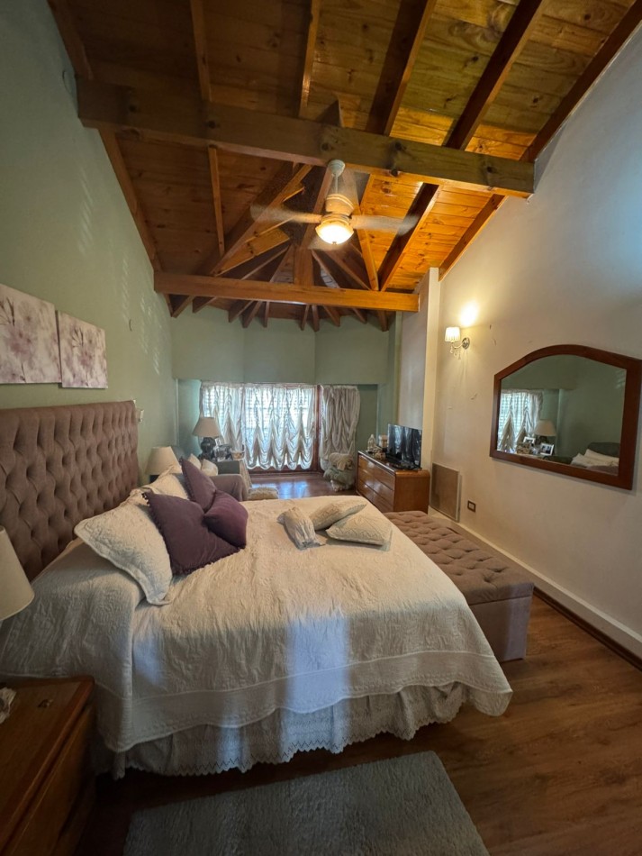 VENTA IMPORTANTE CASA CON JARDIN COCHERA BELLA VISTA