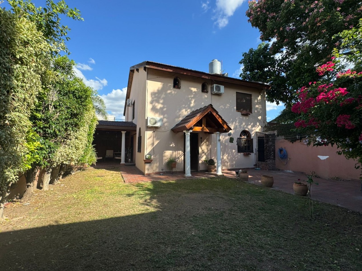 VENTA IMPORTANTE CASA CON JARDIN COCHERA BELLA VISTA
