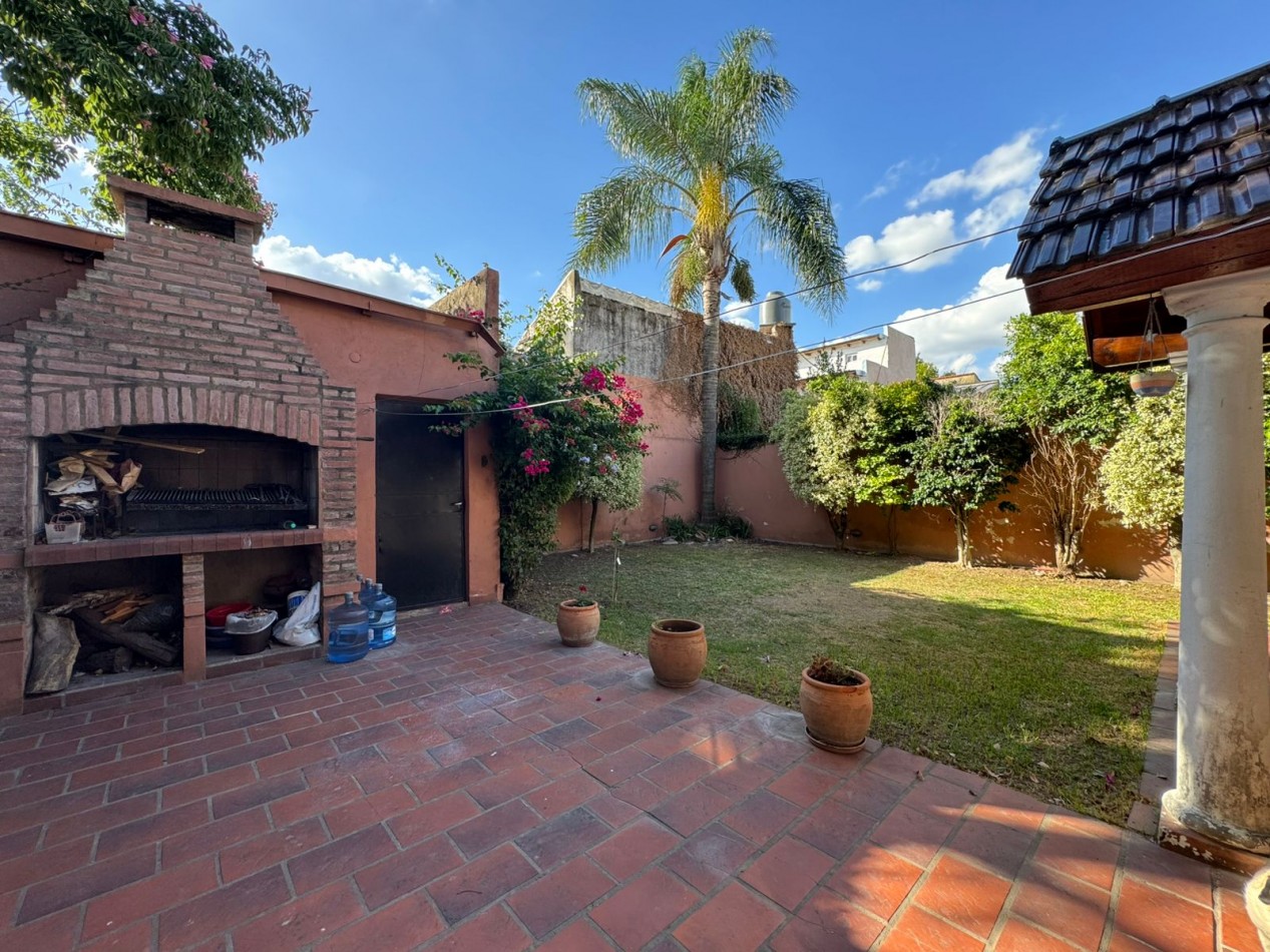 VENTA IMPORTANTE CASA CON JARDIN COCHERA BELLA VISTA