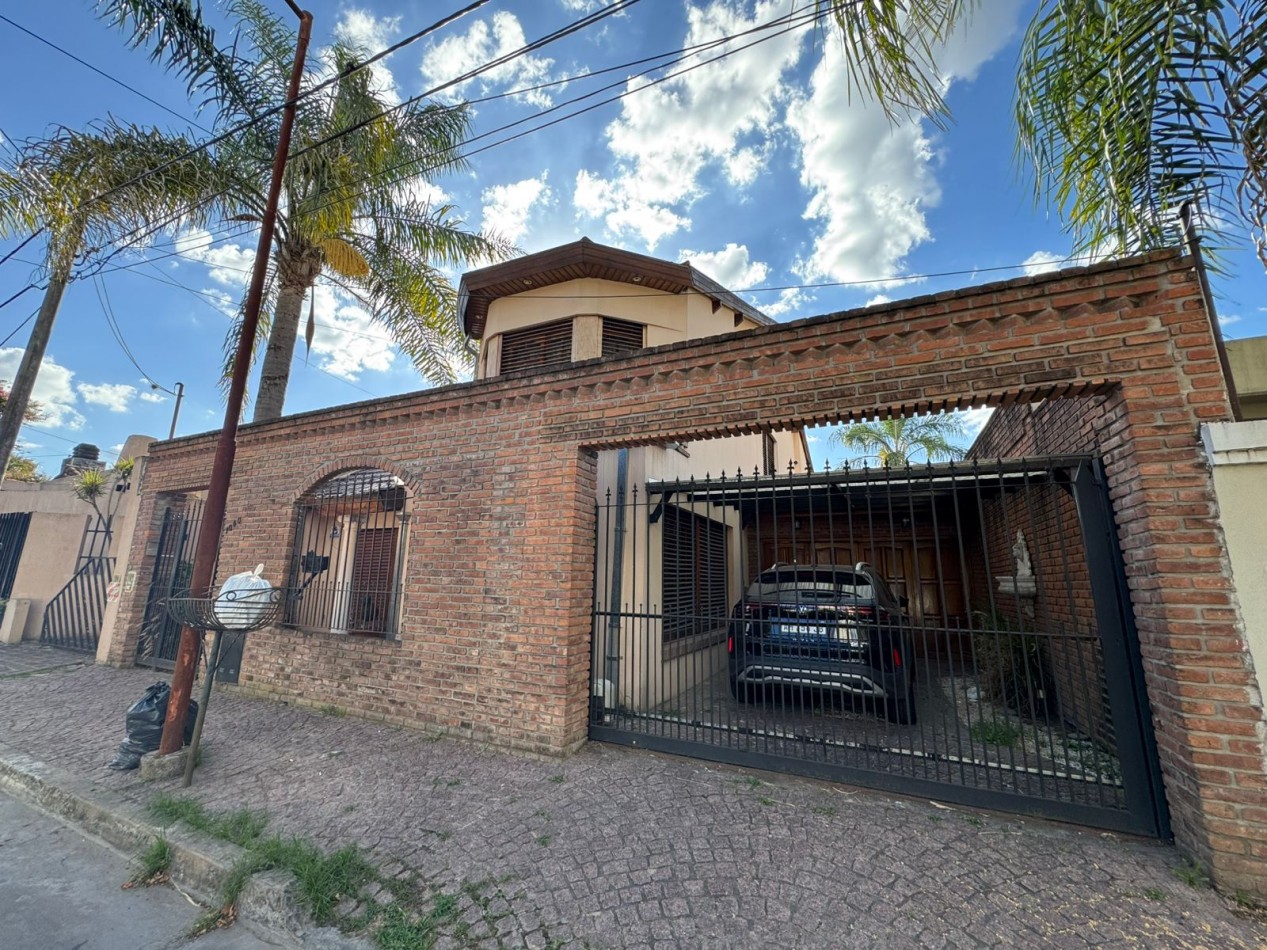 VENTA IMPORTANTE CASA CON JARDIN COCHERA BELLA VISTA