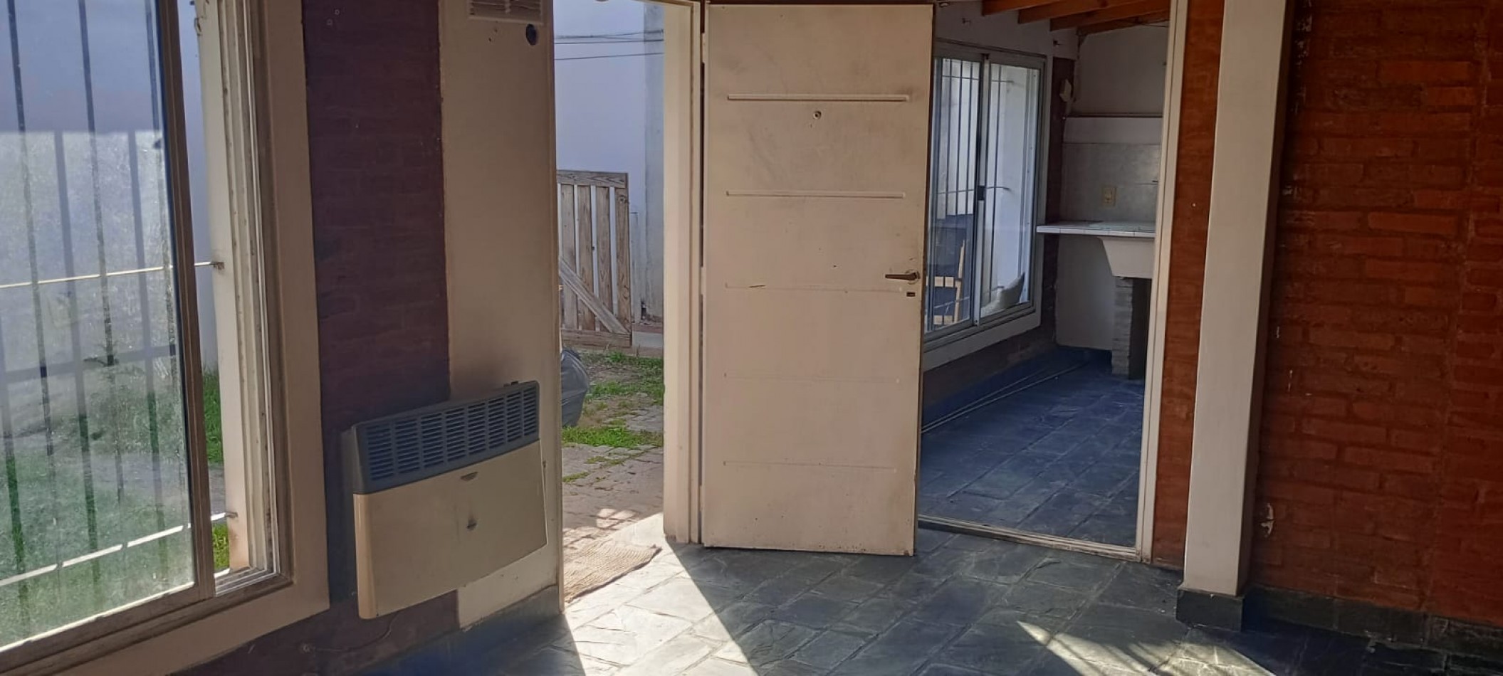 ALQUILER DEPARTAMENTO TRES AMBIENTES CON PATIO VILLA DE MAYO 