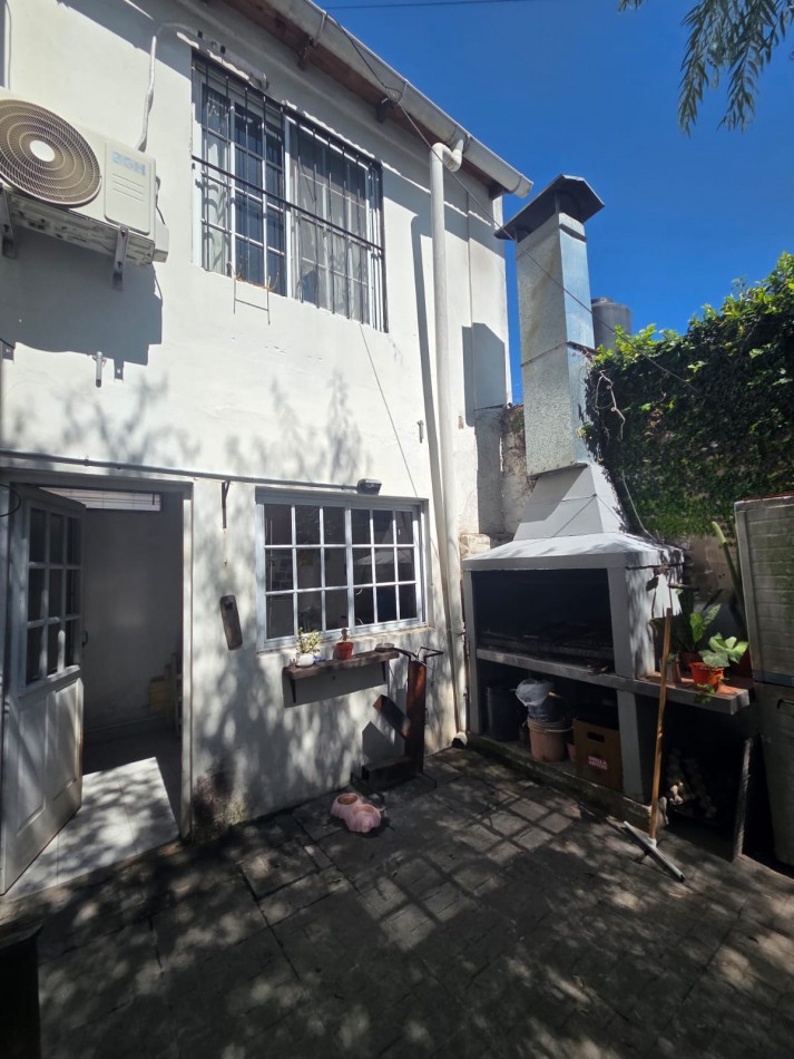 VENTA CASA TRES AMBIENTES JARDIN COCHERA BELLA VISTA