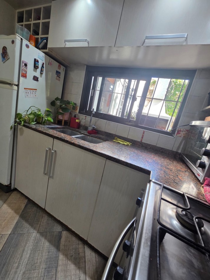 VENTA CASA TRES AMBIENTES JARDIN COCHERA BELLA VISTA