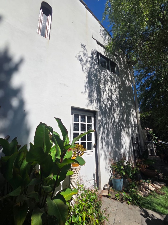 VENTA CASA TRES AMBIENTES JARDIN COCHERA BELLA VISTA