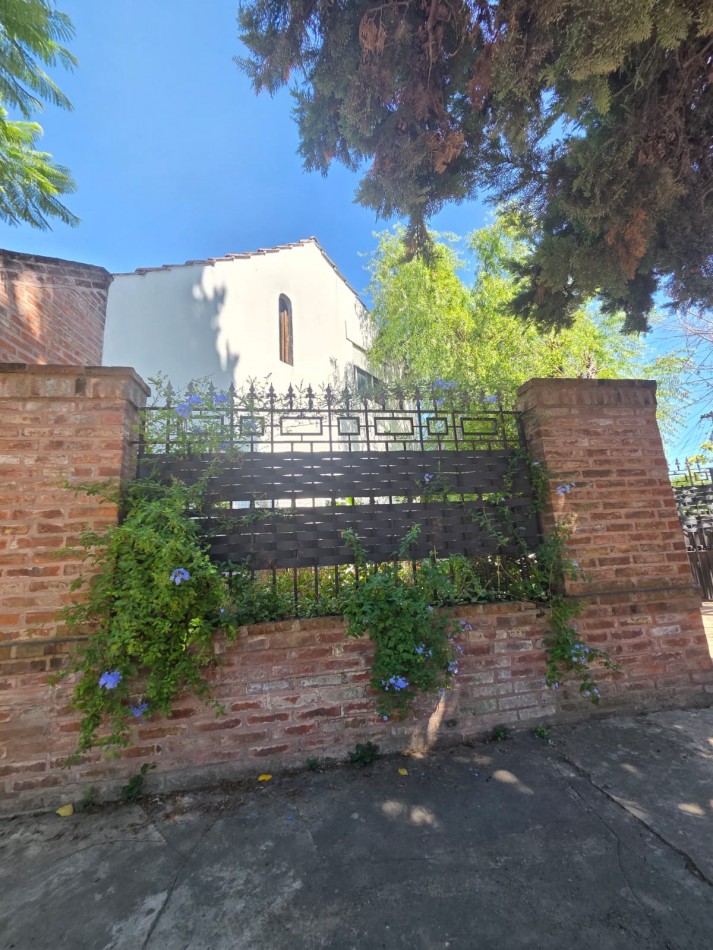 VENTA CASA TRES AMBIENTES JARDIN COCHERA BELLA VISTA