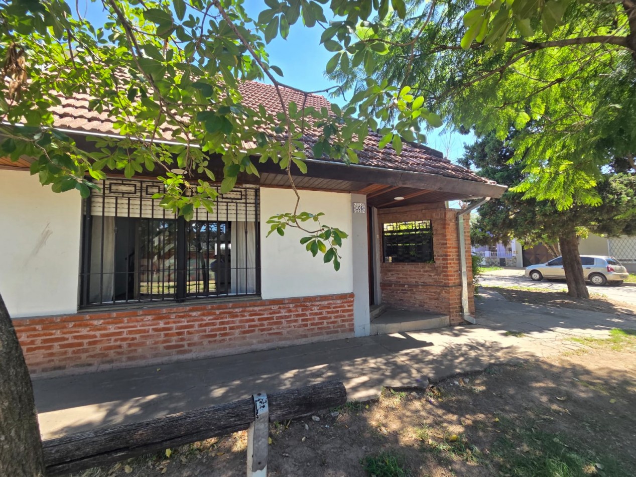 VENTA CASA TRES AMBIENTES JARDIN COCHERA BELLA VISTA