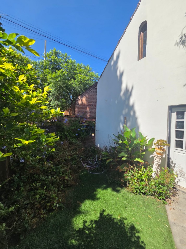 VENTA CASA TRES AMBIENTES JARDIN COCHERA BELLA VISTA