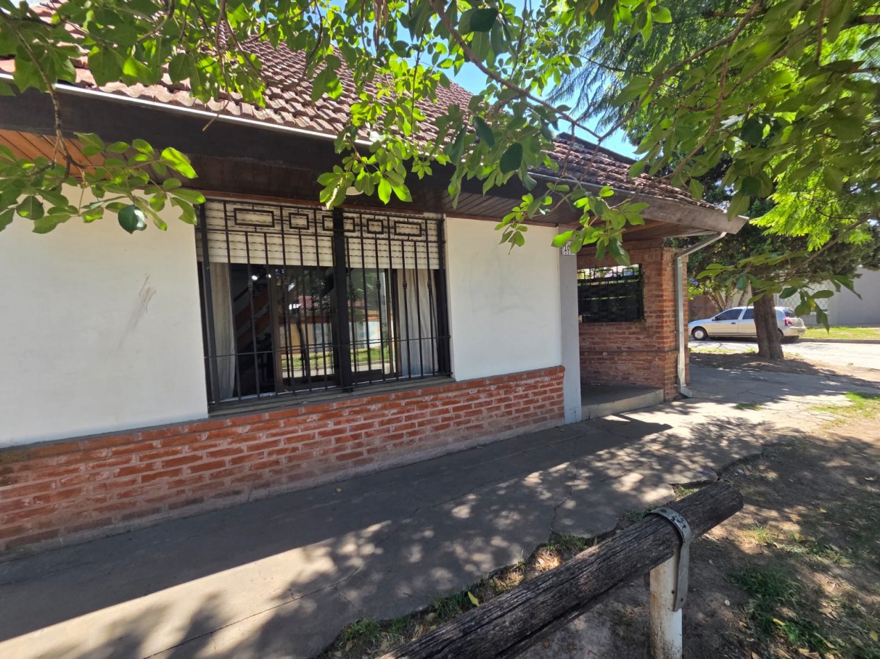 VENTA CASA TRES AMBIENTES JARDIN COCHERA BELLA VISTA