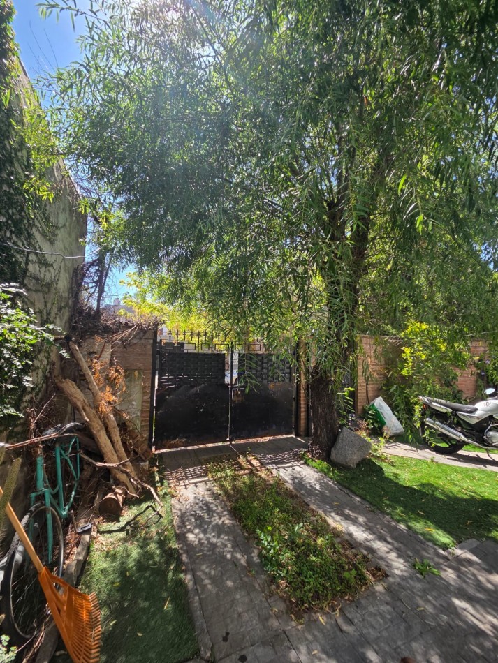 VENTA CASA TRES AMBIENTES JARDIN COCHERA BELLA VISTA