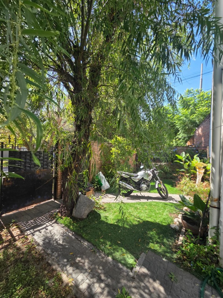 VENTA CASA TRES AMBIENTES JARDIN COCHERA BELLA VISTA