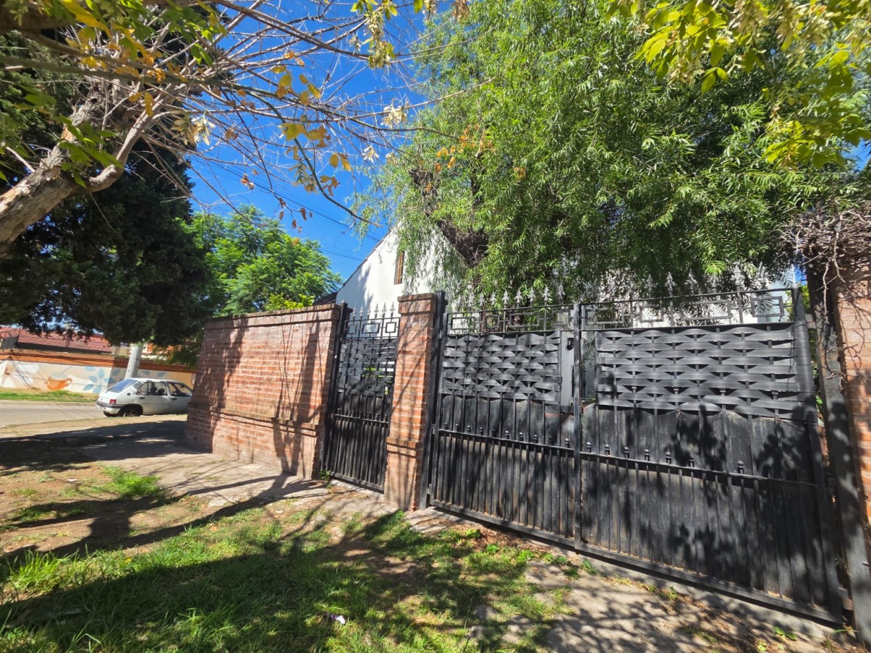 VENTA CASA TRES AMBIENTES JARDIN COCHERA BELLA VISTA