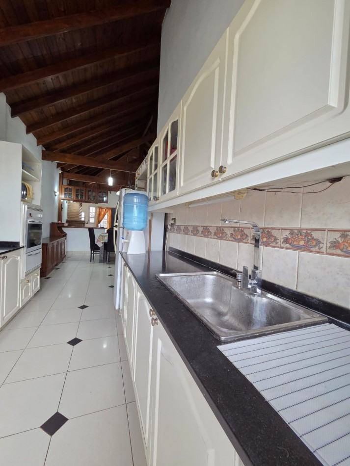 VENTA CASA CUATRO AMBIENTES PILETA COCHERA PARQUE QUINCHO VILLA DE MAYO