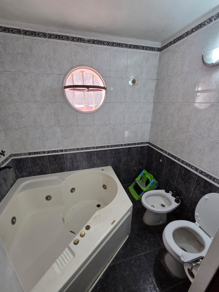 VENTA CASA CUATRO AMBIENTES PILETA COCHERA PARQUE QUINCHO VILLA DE MAYO