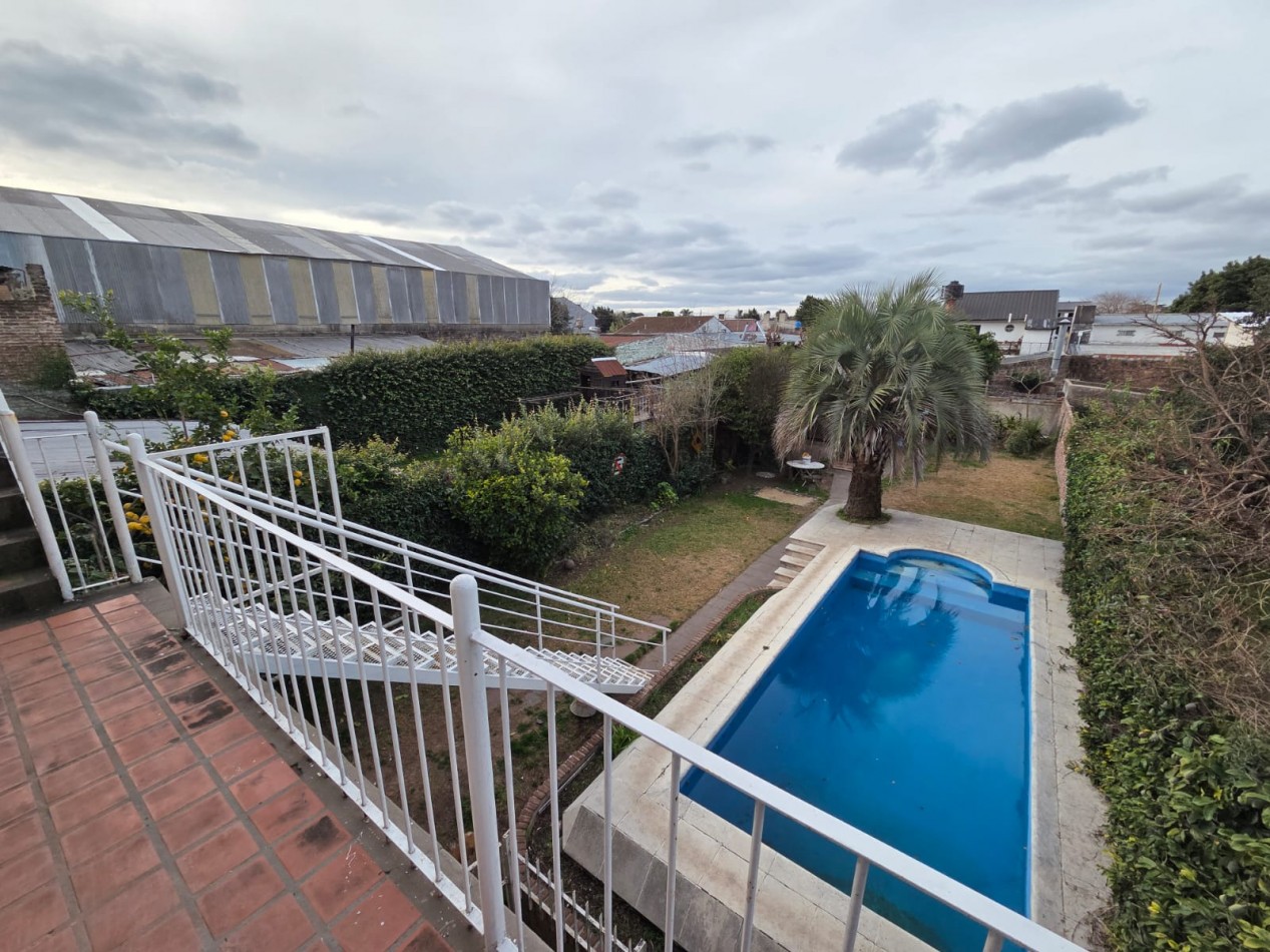 VENTA CASA CUATRO AMBIENTES PILETA COCHERA PARQUE QUINCHO VILLA DE MAYO