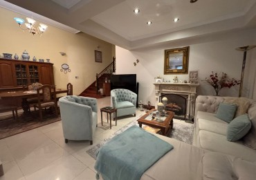 VENTA IMPORTANTE CASA CON JARDIN COCHERA BELLA VISTA